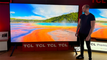 J'ai essayé une télévision gigantesque de trois mètres de diagonale. Maintenant, je ne suis pas très sûr de ce que je vais faire avec la mienne