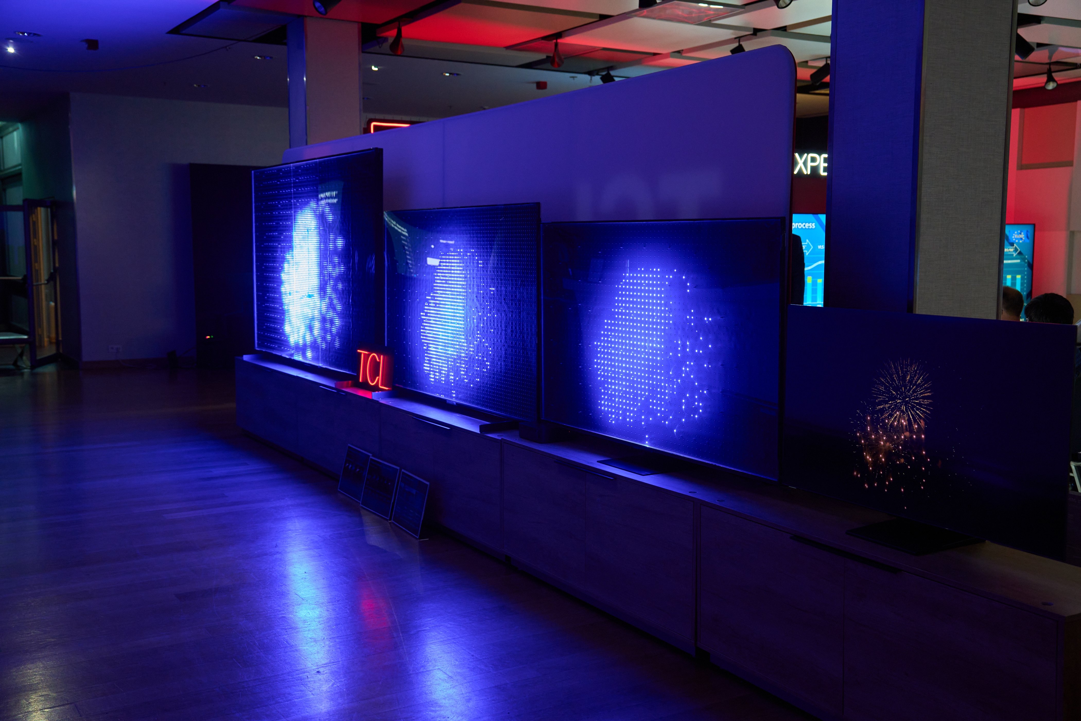 J'ai testé une gigantesque télévision de trois mètres de diagonale. Maintenant je ne suis pas très sûr de quoi faire avec la mienne 3 J'ai essayé une télévision gigantesque de trois mètres de diagonale. Maintenant, je ne suis pas très sûr de ce que je vais faire avec la mienne