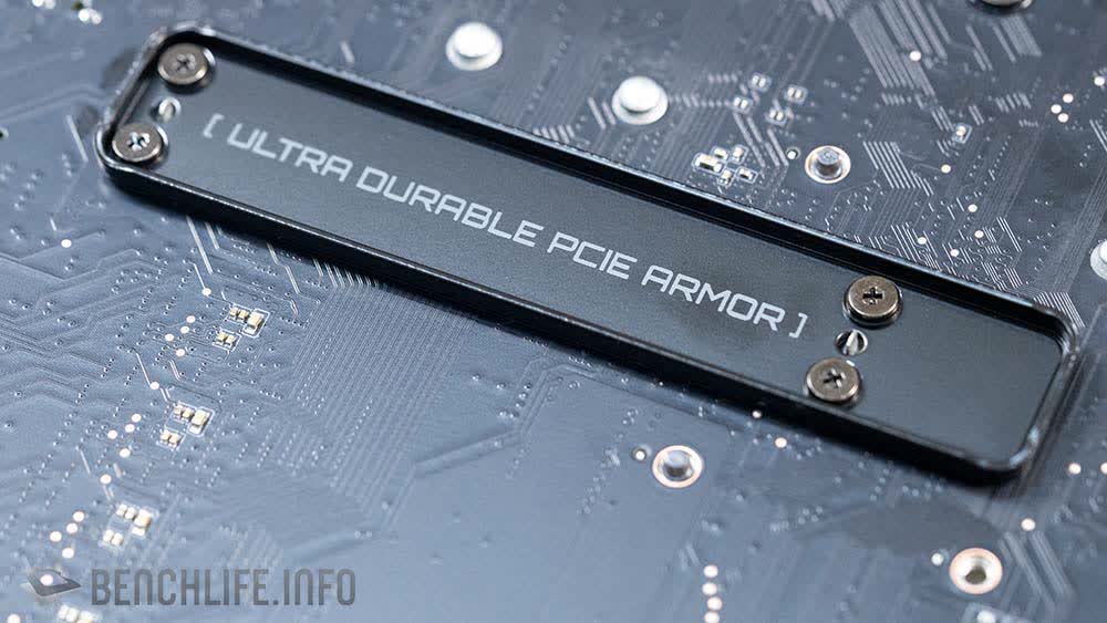 La carte mère compatible Zen 5 de Gigabyte prend en charge les cartes graphiques pesant jusqu'à 58 kilos 2 La carte mere compatible Zen 5 de Gigabyte prend en