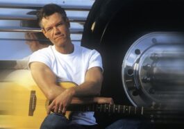La star de la musique qui ne pouvait pas chanter à cause d'une crise cardiaque sort une nouvelle chanson
