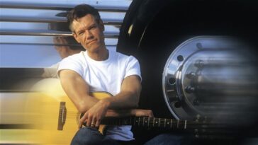 La star de la musique qui ne pouvait pas chanter à cause d'une crise cardiaque sort une nouvelle chanson
