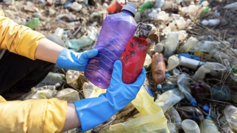 Les objets de ces couleurs produisent plus de microplastiques : lesquels éviter 1 Immagine