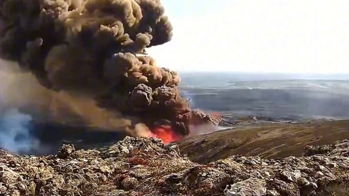Nouvelle éruption du volcan en Islande, la plus puissante: les images des fontaines de lave de 50 mètres de haut 2 L'ultima eruzione in Islanda. Credit: mbl.is / screenshot Twitter