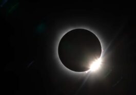 Pendant l'éclipse solaire, un homme a filmé deux objets spatiaux mystérieux: personne ne sait ce qu'ils sont 45 Immagine