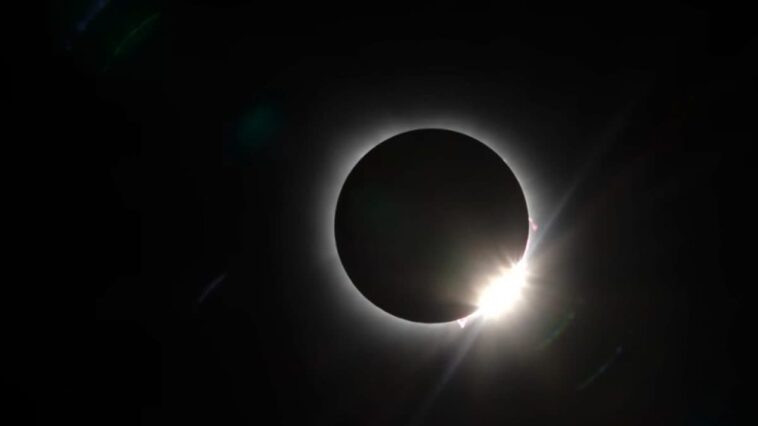 Pendant l'éclipse solaire, un homme a filmé deux objets spatiaux mystérieux: personne ne sait ce qu'ils sont 1 Immagine
