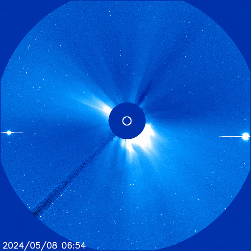 Plasma "cannibale" vers la Terre : alerte pour une violente tempête solaire G4 et des aurores ce week-end 4 Éjections de masse coronale en séquence. Crédit : SOHO