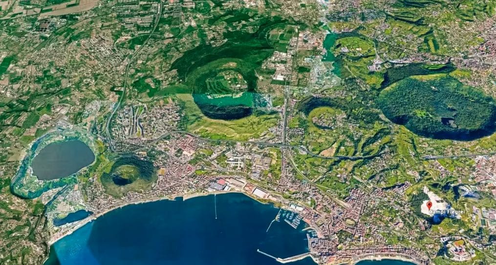 Pourquoi les Champs Phlégréens n'ont rien à voir avec le Vésuve : différences et risque d'éruption 3 Immagine