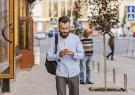 Jeune homme sur smartphone dans la rue