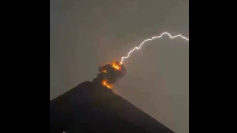 Qu'est-ce que les éclairs volcaniques sur le volcan au Guatemala : les causes du phénomène 1 X | Capture d'écran de la vidéo de l'éruption du volcan Fuego, au Guatemala.
