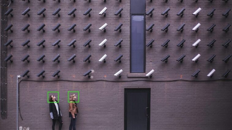 Ces nouvelles caméras de reconnaissance faciale surveillent ceux qui sont trop amicaux dans les stores 1 Image