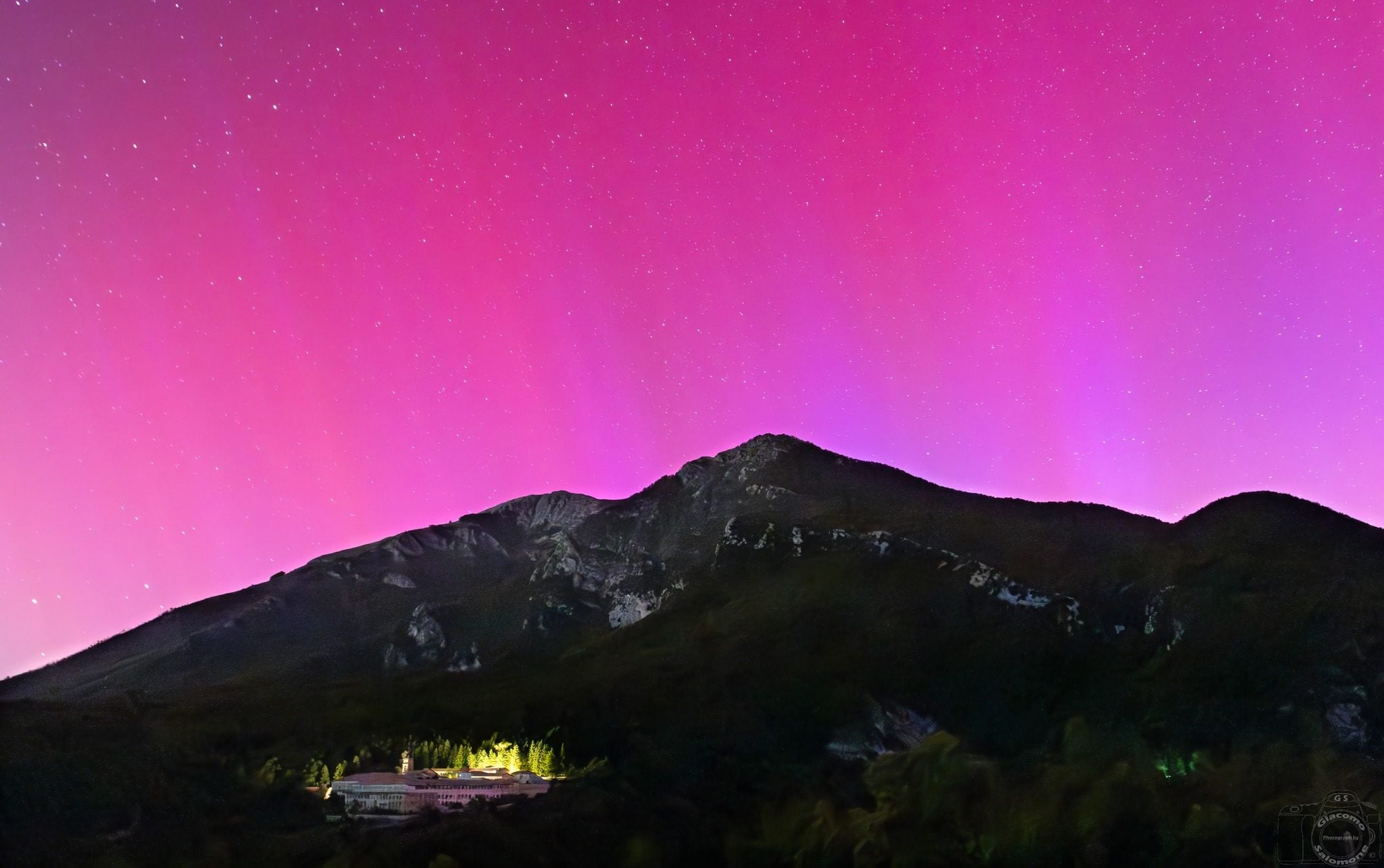 Tempête de radiations en approche sur la Terre en raison d'une énorme tache solaire : risques pour ceux qui volent 3 L'aurora boreale dell'11 maggio sulla Certosa di Trisulti (FR). Credit: Giacomo Salomone