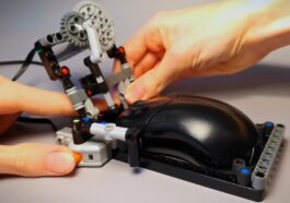 Un machine Lego brise les records de vitesse de clic de souris à plus de 70 clics par seconde 46 Lego contraption shatters mouse-clicking speed records at 70+ clicks per second