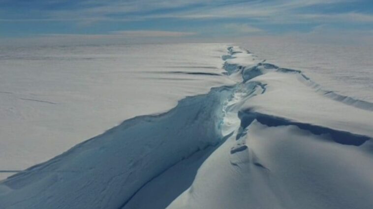 Un énorme iceberg aussi grand que la ville de Ferrara s'est détaché de l'Antarctique : quels sont les risques 1 Une crevasse sur la plateforme de glace Brunt. Crédit: BAS