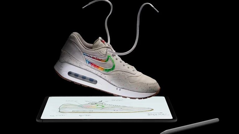 Voici les incroyables chaussures que Tim Cook portait lors de l'événement Let Loose. 2 Voici les incroyables baskets que Tim Cook a portées lors de l'événement Let Loose