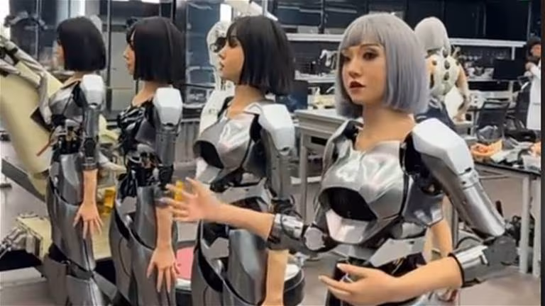 Voici l'usine des horreurs de la Chine. Ses étranges robots humanoïdes 2 Ceci est l'usine des horreurs en Chine. La clé réside dans ses étranges robots humanoïdes
