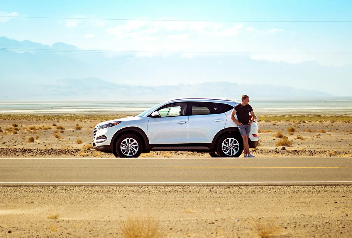 Ce que votre assurance automobile couvre vraiment 3 Voiture Avec Homme Dans Le Desert