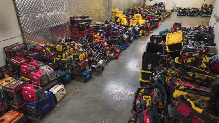 Il utilise un Apple AirTags pour localiser des objets volés et trouve des outils volés valant des millions 1 Carpenter uses Apple AirTags to locate stolen items, finds stash of tools worth millions