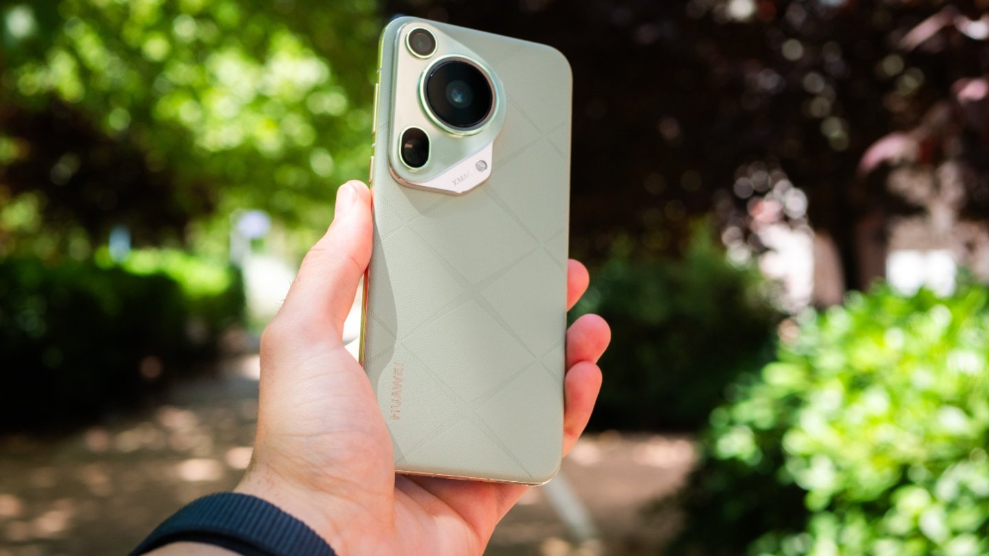 Un design de luxe et l'appareil photo le plus rapide du marché : le HUAWEI Pura 70 Ultra est la grande surprise de 2024 3 Parte trasera del HUAWEI Pura 70 Ultra en color verde