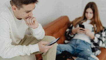 Une nouvelle étude IRMf révèle que la dépendance à Internet modifie physiquement la chimie du cerveau chez les enfants de 10 à 19 ans 20 New fMRI study reveals internet addiction physically changes brain chemistry in children 10-19