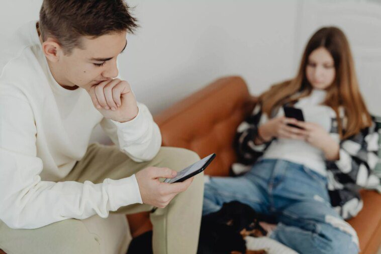 Une nouvelle étude IRMf révèle que la dépendance à Internet modifie physiquement la chimie du cerveau chez les enfants de 10 à 19 ans 1 New fMRI study reveals internet addiction physically changes brain chemistry in children 10-19
