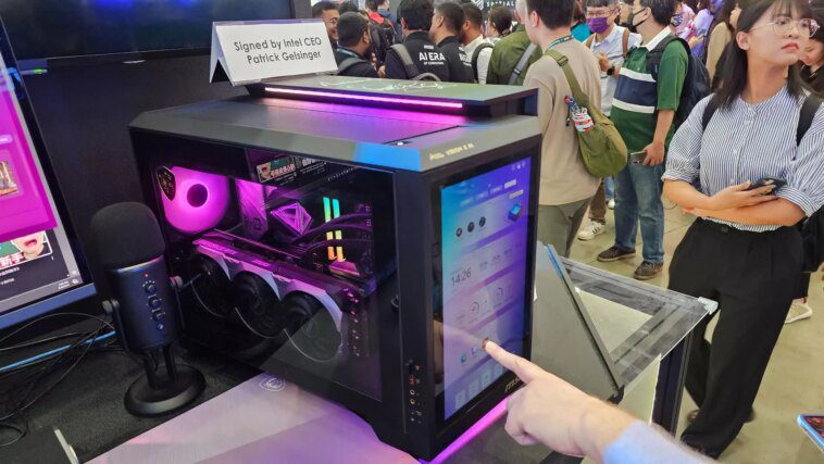 MSI présente un PC de bureau avec un écran 1080p à l'avant 1 MSI showcases desktop PC with a 1080p screen on the front, possibly featuring Arrow Lake and Blackwell chips