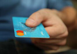 Les sites de ventes luttent contre les escroqueries aux cartes-cadeaux grâce à l’éducation et à la technologie 21 Retailers fight back against gift card scams with education, technology