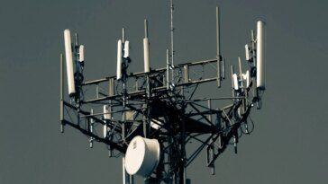 Au Royaume-Uni, une tour de téléphonie mobile artisanale a permis aux fraudeurs de bombarder les personnes avec des SMs frauduleux 12 A homemade cell tower allowed fraudsters in the UK to bombard people with scam texts