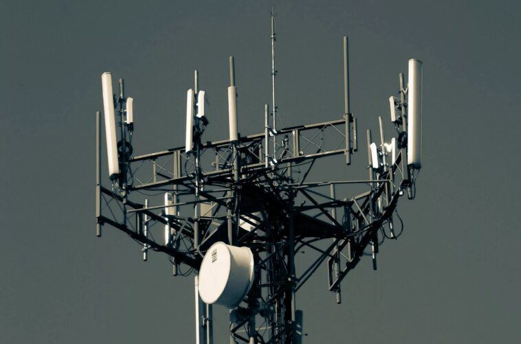 Au Royaume-Uni, une tour de téléphonie mobile artisanale a permis aux fraudeurs de bombarder les personnes avec des SMs frauduleux 1 A homemade cell tower allowed fraudsters in the UK to bombard people with scam texts