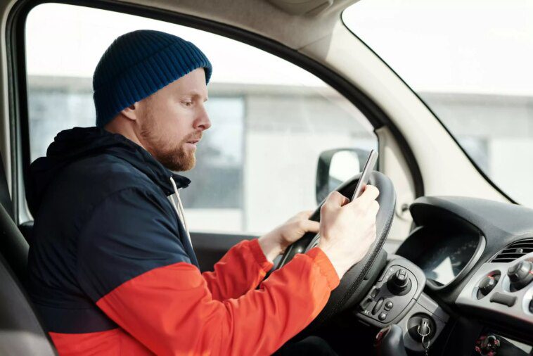 Ces applications suivent vos habitudes de conduite et vendent ces informations aux compagnies d'assurance. 1 These apps track your driving habits and sell that information to insurance companies