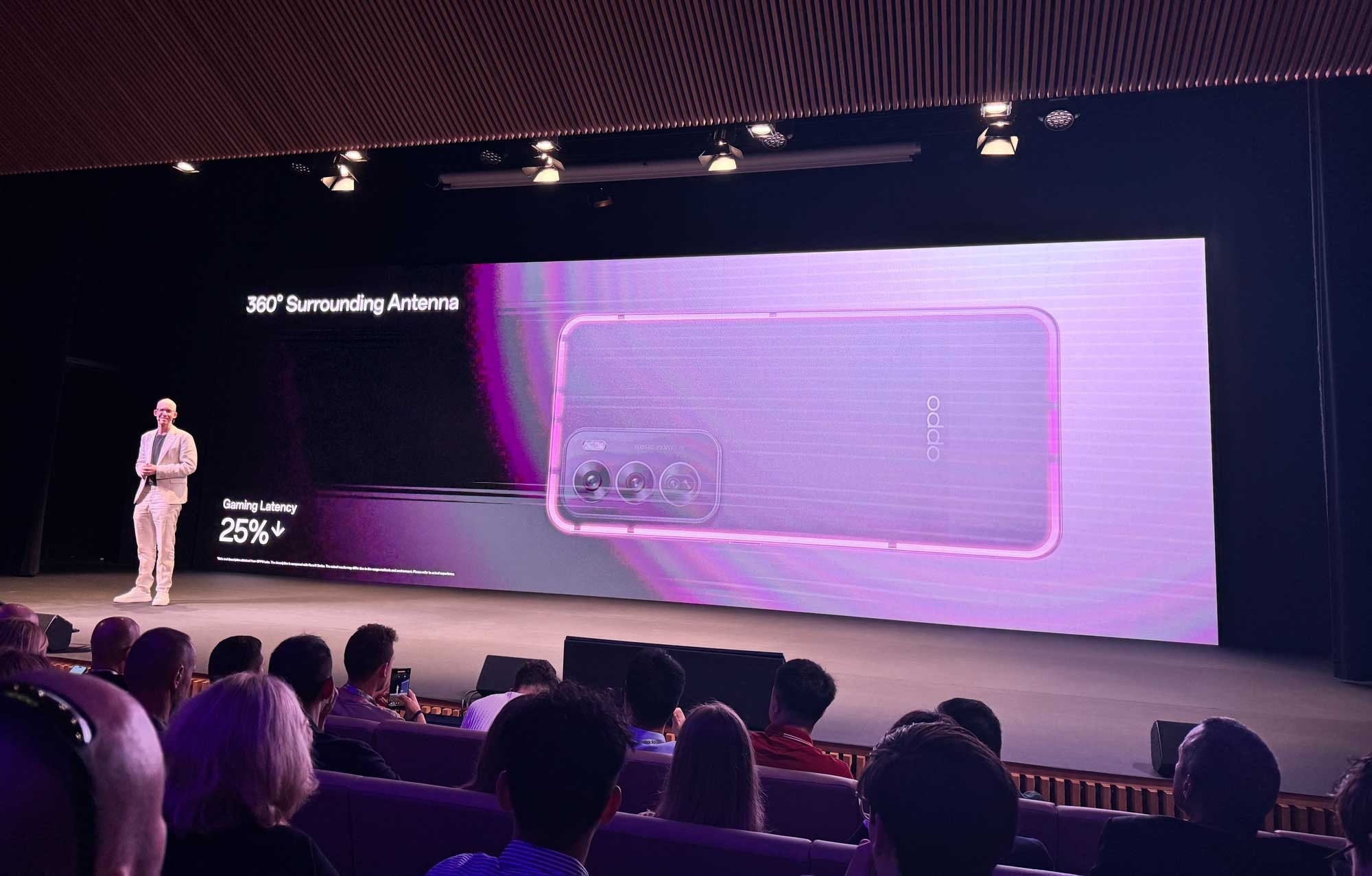 Nous sommes encore loin des limites de l'intelligence artificielle sur les smartphones 4 Arne Herkelman présentant la série Reno12 Series d'Oppo
