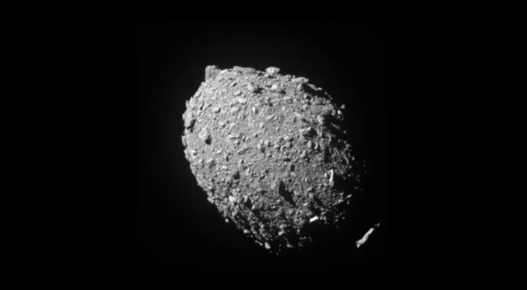 Deux astéroïdes de la taille d'un avion vont survoler la Terre aujourd'hui 1 Two airplane-sized asteroids will hurtle past Earth today