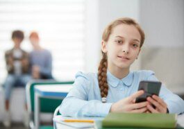 California Governor supports new measures to restrict smartphone use during school hours