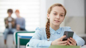 California Governor supports new measures to restrict smartphone use during school hours