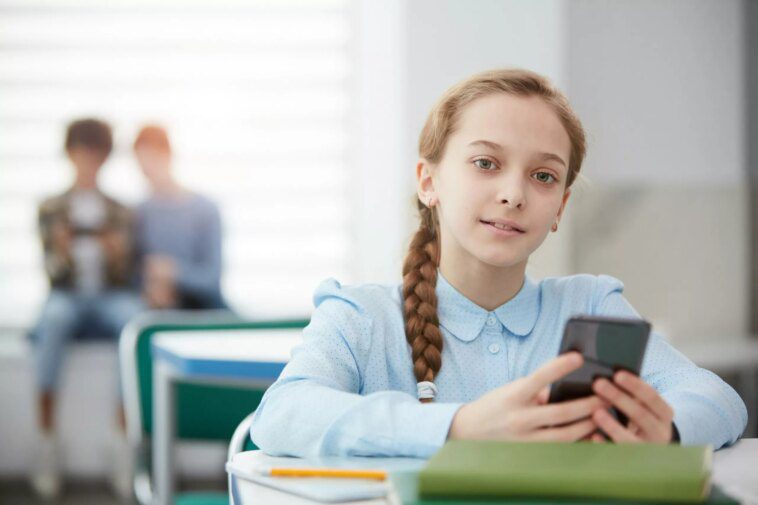 Le gouverneur de Californie soutient de nouvelles mesures visant à restreindre l'utilisation des smartphones pendant la classe 1 California Governor supports new measures to restrict smartphone use during school hours