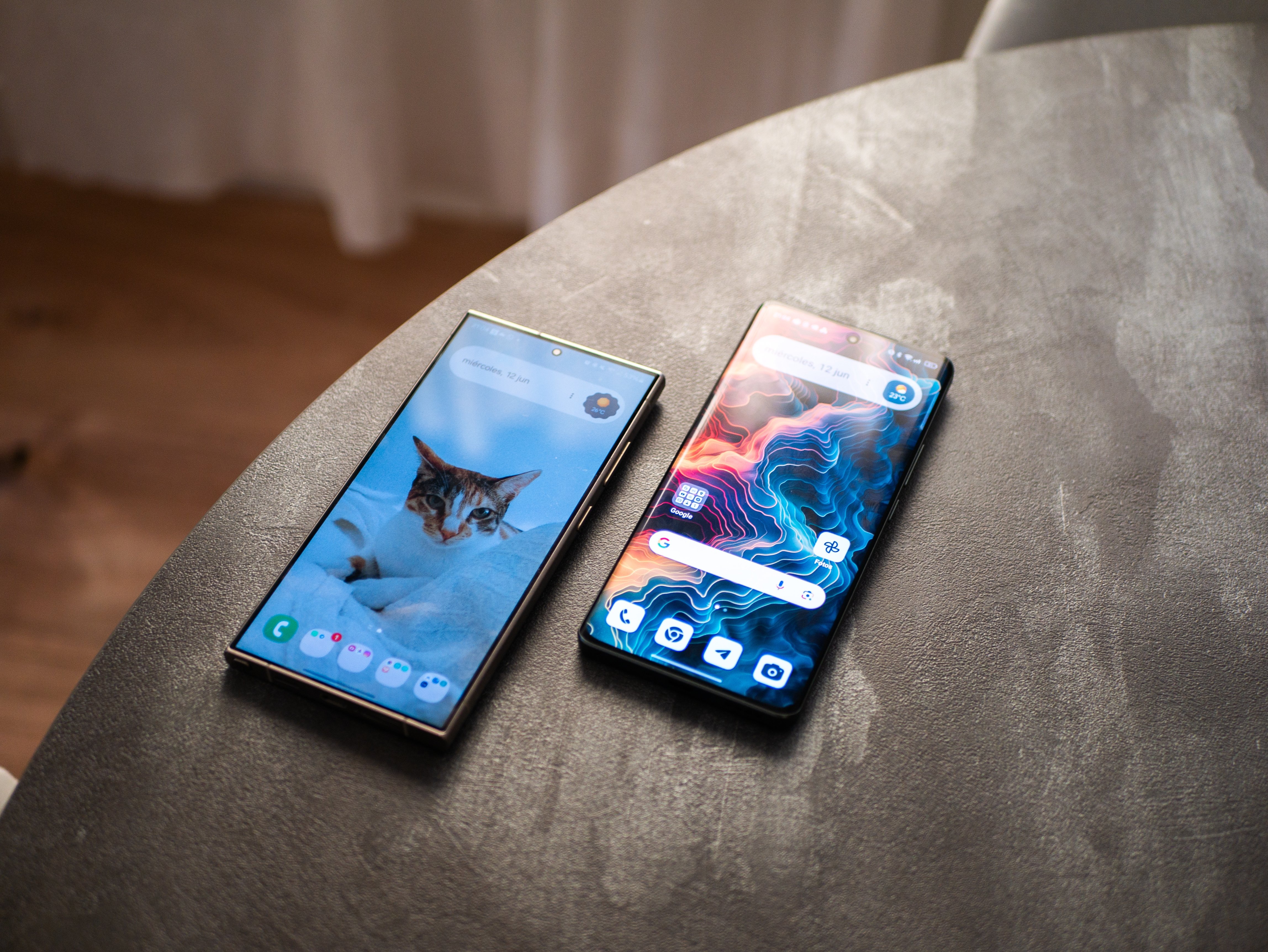 Le Samsung Galaxy S24 Ultra lui envie : il coûte la moitié et est meilleur sur ces 3 aspects clés 3 Écran du Samsung Galaxy S24 Ultra et du realme GT 6