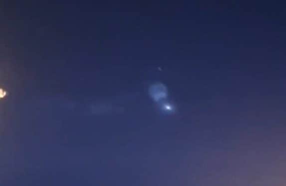 Énorme "méduse spatiale" apparaît dans le ciel au-dessus d'un concert de musique électronique: les images 3 Image