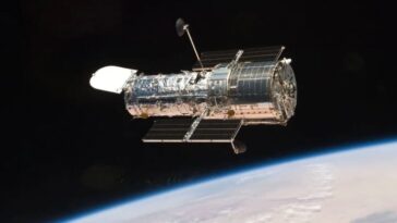 Après les Voyager, Hubble commence à rencontrer des problèmes et la NASA a pris deux décisions 22 Depois das Voyager, o Hubble começa a dar problemas e a NASA tomou duas decisões…