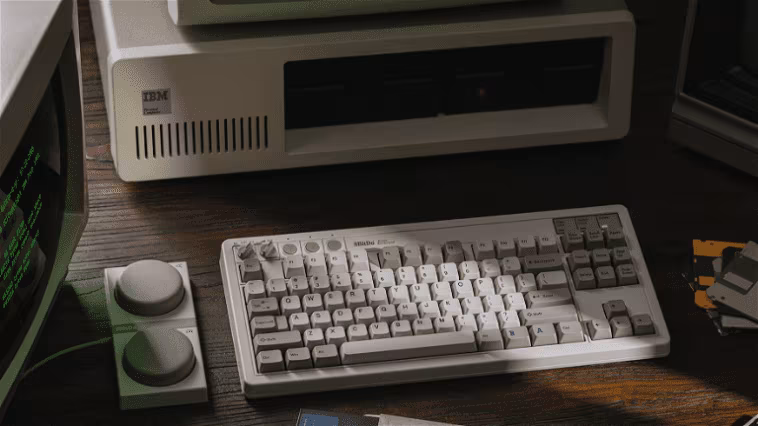 Ce clavier mécanique au design rétro est un hommage à l'un des claviers les plus mythiques de l'histoire 1 Ce clavier mécanique au design rétro rend hommage à l'un des claviers les plus mythiques de l'histoire
