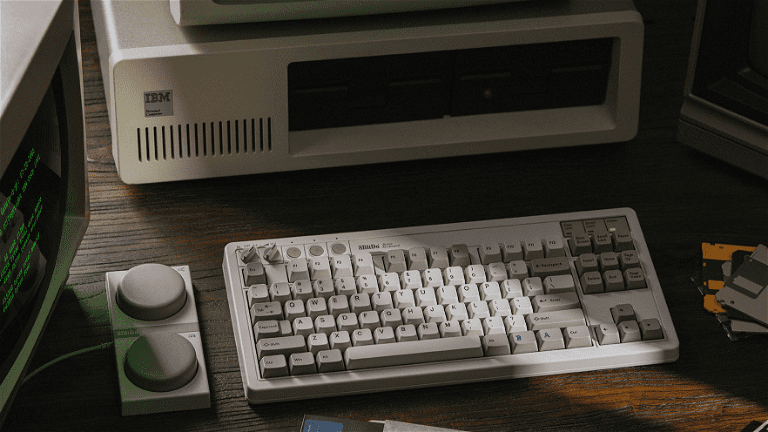 Ce clavier mécanique au design rétro est un hommage à l'un des claviers les plus mythiques de l'histoire 2 Ce clavier mécanique au design rétro rend hommage à l'un des claviers les plus mythiques de l'histoire