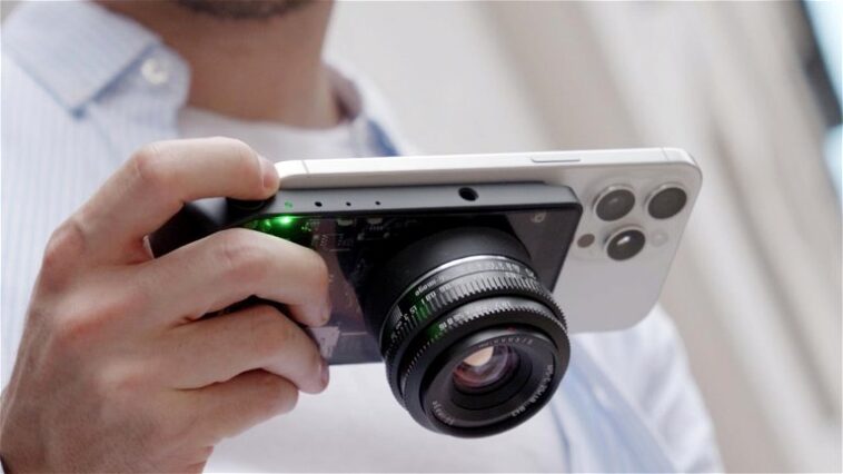 Cet accessoire transforme n'importe quel téléphone en appareil photo professionnel: il est compatible avec MagSafe et Qi 1 Este accesorio transforma cualquier móvil en una cámara profesional: es compatible con MagSafe y Qi2