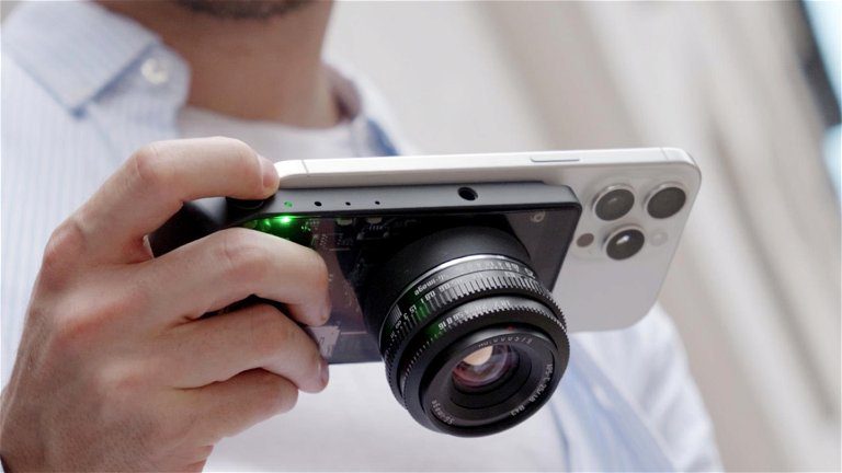 Cet accessoire transforme n'importe quel téléphone en appareil photo professionnel: il est compatible avec MagSafe et Qi 2 Este accesorio transforma cualquier móvil en una cámara profesional: es compatible con MagSafe y Qi2