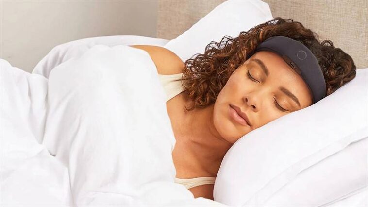 Cet appareil module vos ondes cérébrales pour vous aider à mieux dormir. C'est un anti-bruit pour le cerveau 1 Este dispositivo modula tus ondas cerebrales para ayudarte a dormir mejor. Es cancelación de ruido para el cerebro