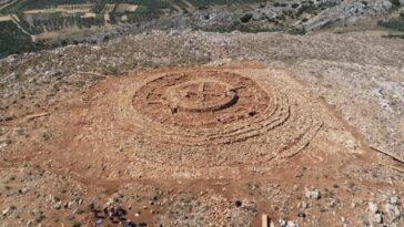 Énorme et mystérieuse structure circulaire émergée en Grèce lors de fouilles pour un aéroport: elle a 4000 ans 27 La mystérieuse et gigantesque structure circulaire découverte sur l'île de Crète. Crédit : Ministère de la Culture de Grèce