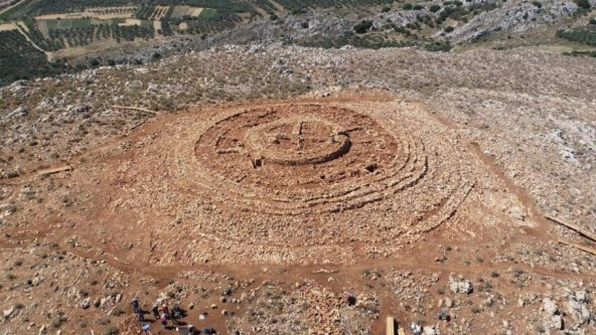 Énorme et mystérieuse structure circulaire émergée en Grèce lors de fouilles pour un aéroport: elle a 4000 ans 2 La mystérieuse et gigantesque structure circulaire découverte sur l'île de Crète. Crédit : Ministère de la Culture de Grèce