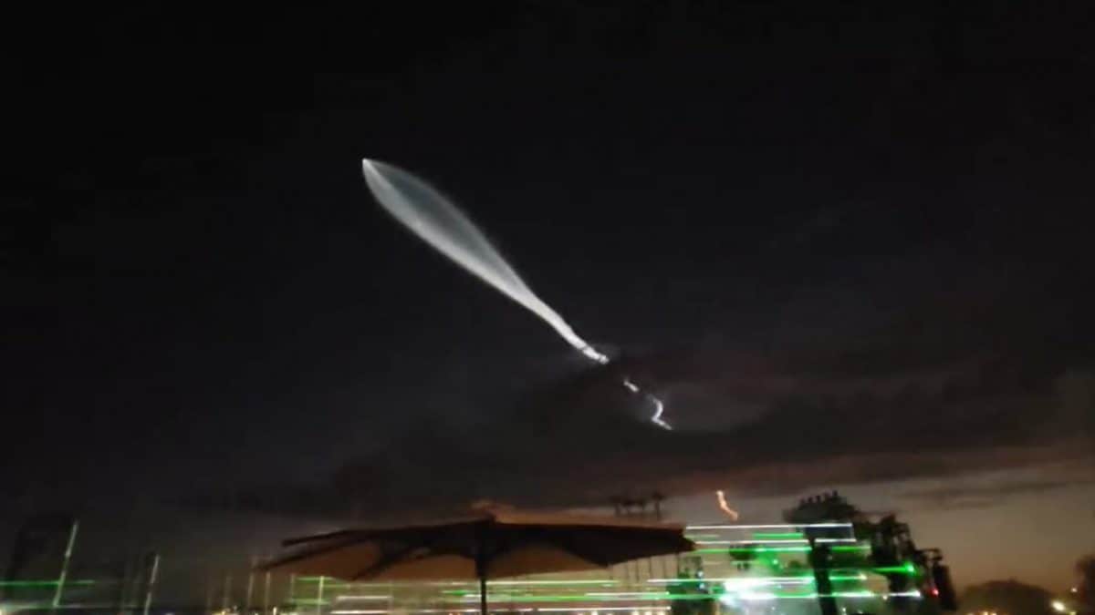 Énorme "méduse spatiale" apparaît dans le ciel au-dessus d'un concert de musique électronique: les images 2 Crédit : Craig A. Harris / Capture d'écran Facebook