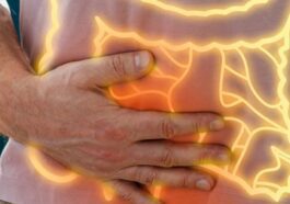 Il enlève les points d'une intervention, mais un violent éternuement lui fait sortir les intestins de l'abdomen 84 Immagine
