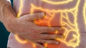 Il enlève les points d'une intervention, mais un violent éternuement lui fait sortir les intestins de l'abdomen 16 Immagine