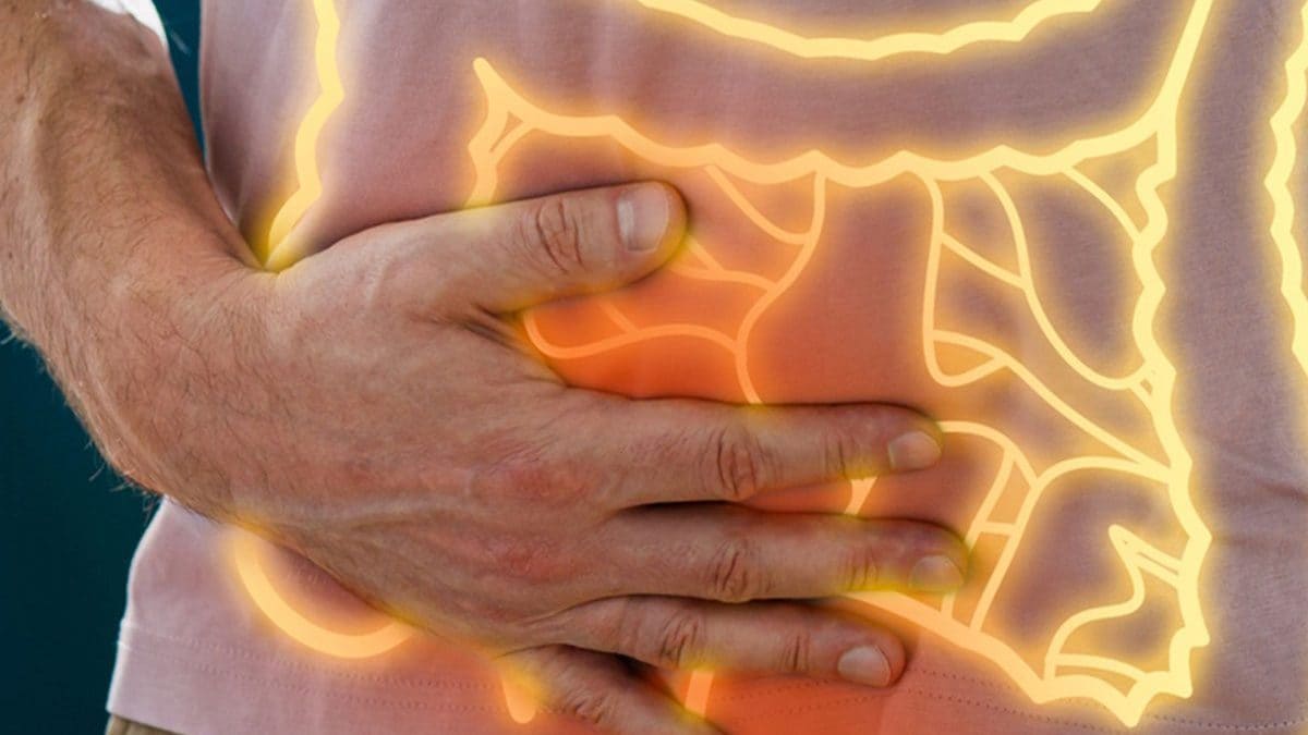 Il enlève les points d'une intervention, mais un violent éternuement lui fait sortir les intestins de l'abdomen 2 Immagine