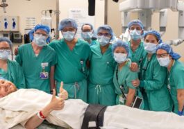 John Nicholas e il team Northwestern Medicine di Chicago dopo l'intervento / Credit: Northwestern Medicine