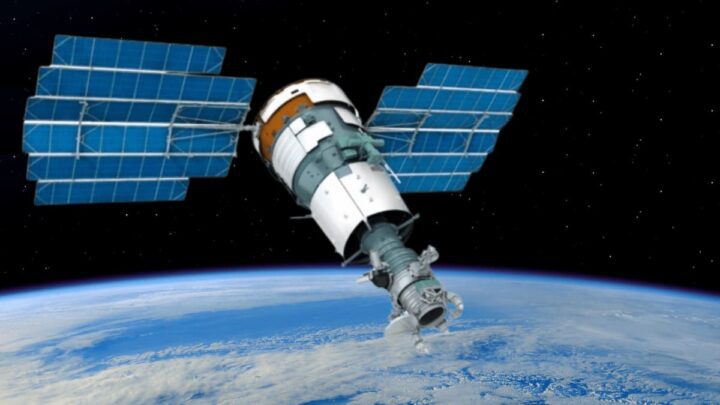La destruction d'un satellite russe oblige les astronautes de l'ISS à se réfugier 2 Illustration du satellite russe RESURS-P1 détruit qui pourrait impacter la Station spatiale internationale